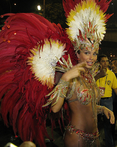 Люди. Участница карнавала в Рио. sfmission.com 2009.
