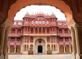 Раджастхан. Городской дворец махараджи Jai Singh II в Джайпуре.